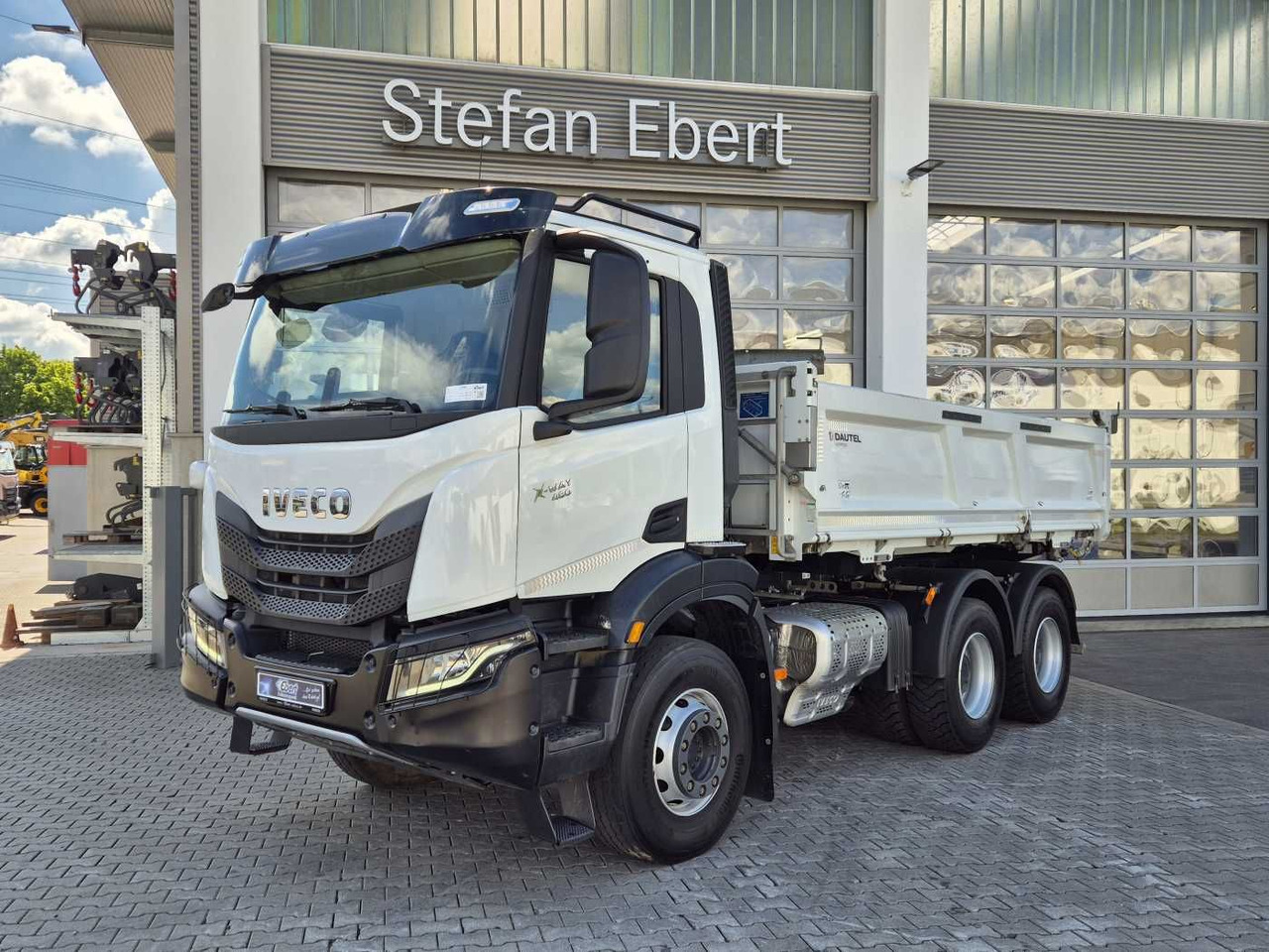 Iveco X-Way AD300X48Z HR 6x4 Intarder Bordmatic Kamera - Billenőplatós teherautó: 2 kép. Iveco X-Way AD300X48Z HR 6x4 Intarder Bordmatic Kamera - Billenőplatós teherautó: 2 kép.