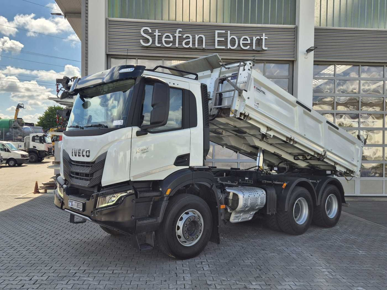 Iveco X-Way AD300X48Z HR 6x4 Intarder Bordmatic Kamera - Billenőplatós teherautó: 1 kép. Iveco X-Way AD300X48Z HR 6x4 Intarder Bordmatic Kamera - Billenőplatós teherautó: 1 kép.