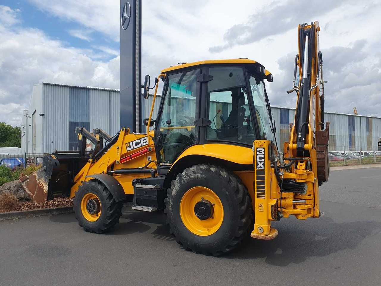 JCB 3CX / Gabel & 4in1 Schaufel / nur 1.561h / 2022 - Kotrórakodó: 2 kép. JCB 3CX / Gabel & 4in1 Schaufel / nur 1.561h / 2022 - Kotrórakodó: 2 kép.