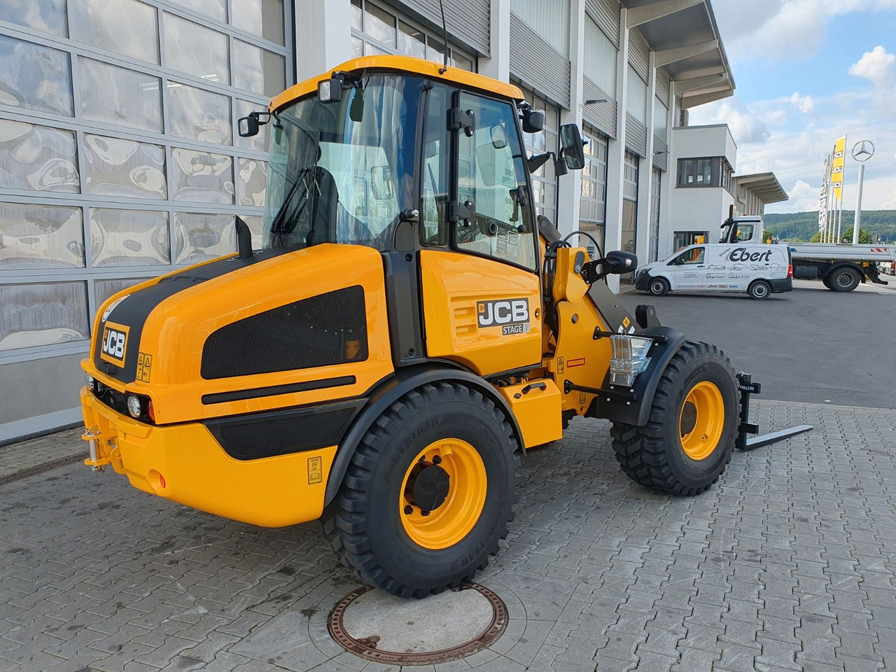 JCB 407 SV / Neufahrzeug / Gabel - Gumikerekes homlokrakodó: 3 kép. JCB 407 SV / Neufahrzeug / Gabel - Gumikerekes homlokrakodó: 3 kép.