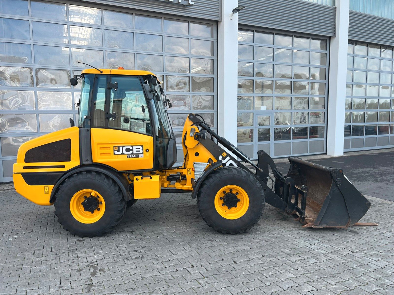 JCB 407 SV / nur 268h! / Klappschaufel & Gabel - Gumikerekes homlokrakodó: 2 kép. JCB 407 SV / nur 268h! / Klappschaufel & Gabel - Gumikerekes homlokrakodó: 2 kép.