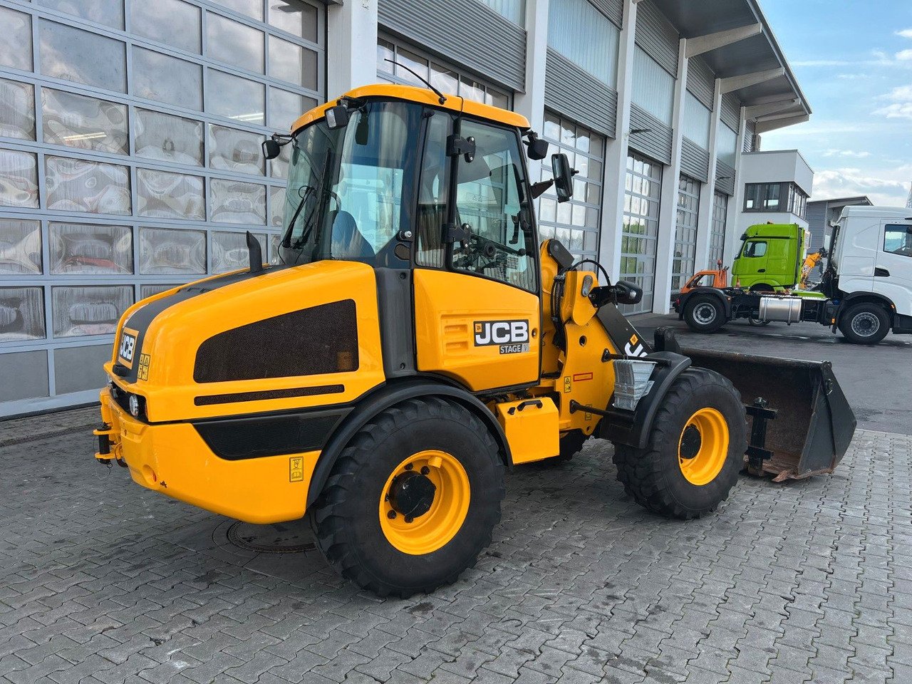 JCB 407 SV / nur 268h! / Klappschaufel & Gabel - Gumikerekes homlokrakodó: 3 kép. JCB 407 SV / nur 268h! / Klappschaufel & Gabel - Gumikerekes homlokrakodó: 3 kép.
