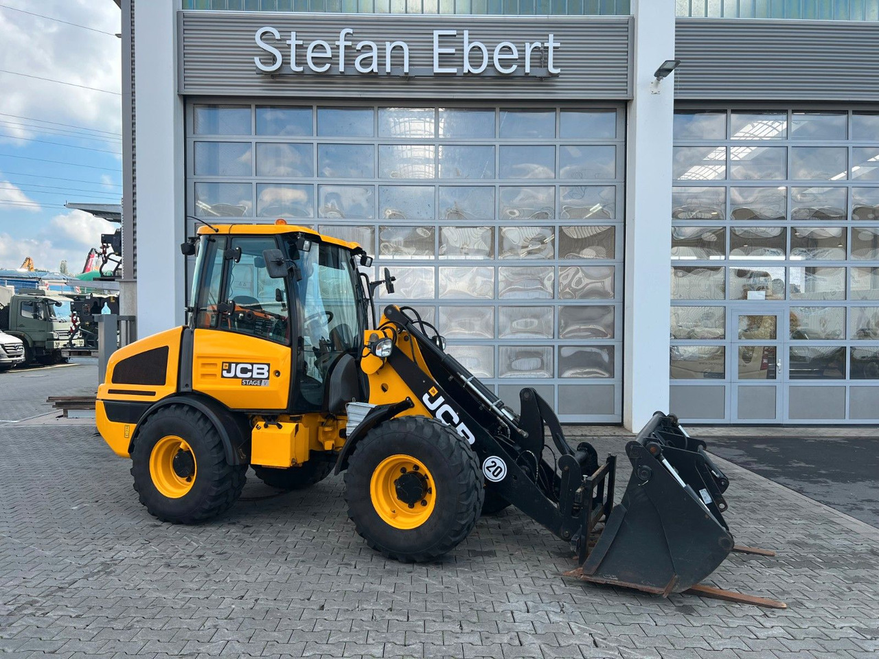 JCB 407 SV / nur 268h! / Klappschaufel & Gabel - Gumikerekes homlokrakodó: 1 kép. JCB 407 SV / nur 268h! / Klappschaufel & Gabel - Gumikerekes homlokrakodó: 1 kép.