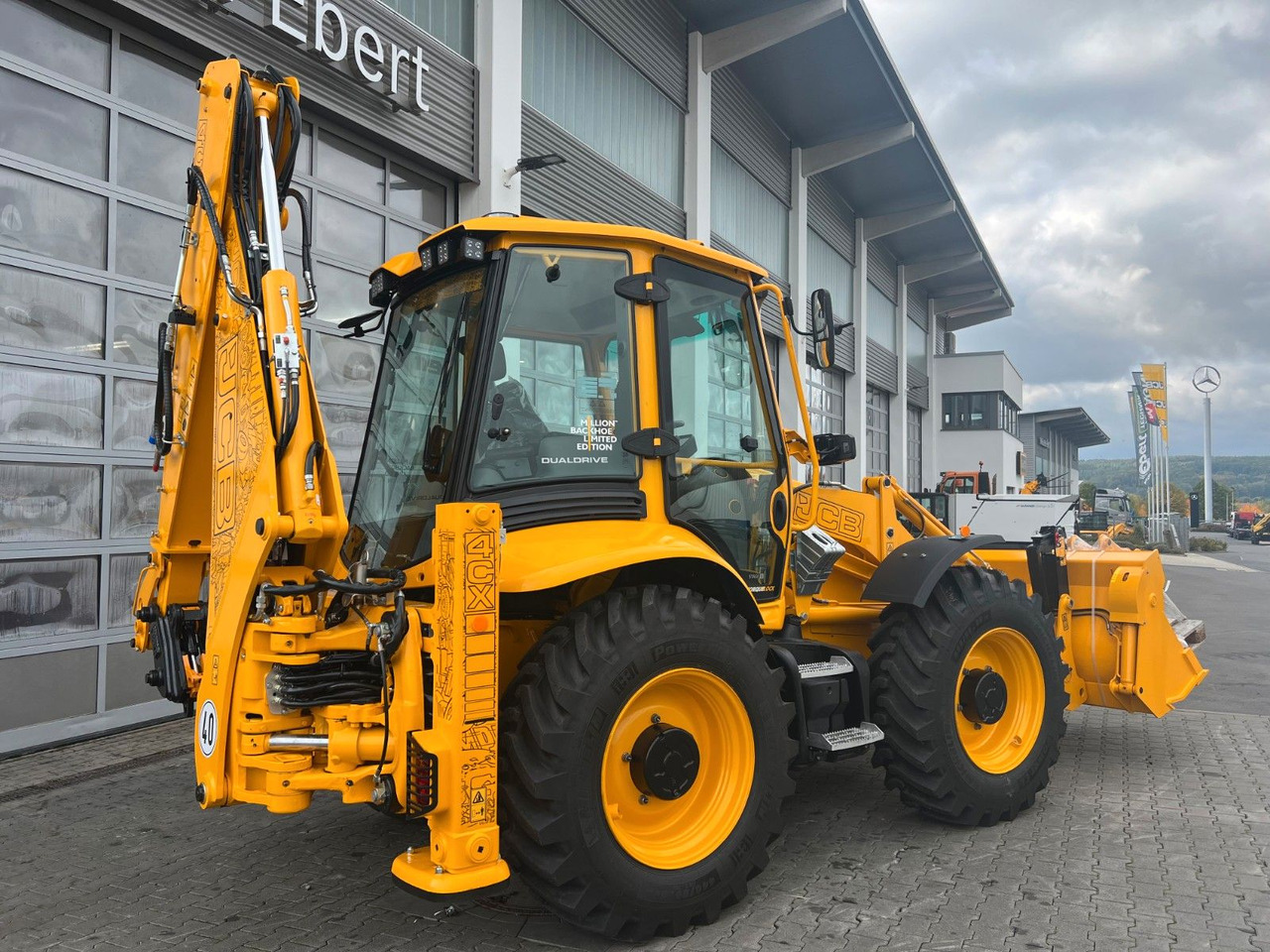 JCB 4CX / Klappschaufel / Dual Drive / Sonderedition - Kotrórakodó: 3 kép. JCB 4CX / Klappschaufel / Dual Drive / Sonderedition - Kotrórakodó: 3 kép.