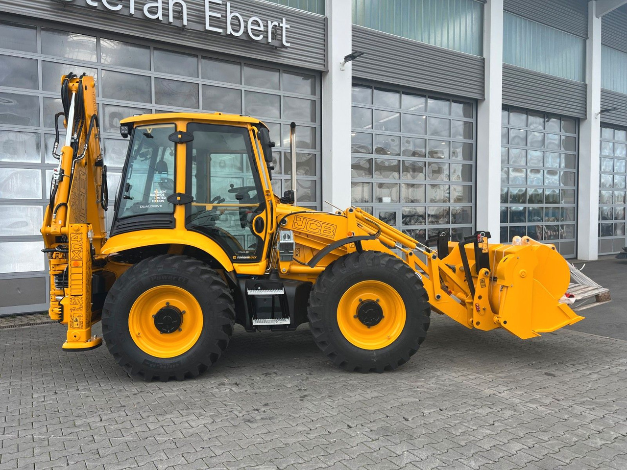 JCB 4CX / Klappschaufel / Dual Drive / Sonderedition - Kotrórakodó: 2 kép. JCB 4CX / Klappschaufel / Dual Drive / Sonderedition - Kotrórakodó: 2 kép.