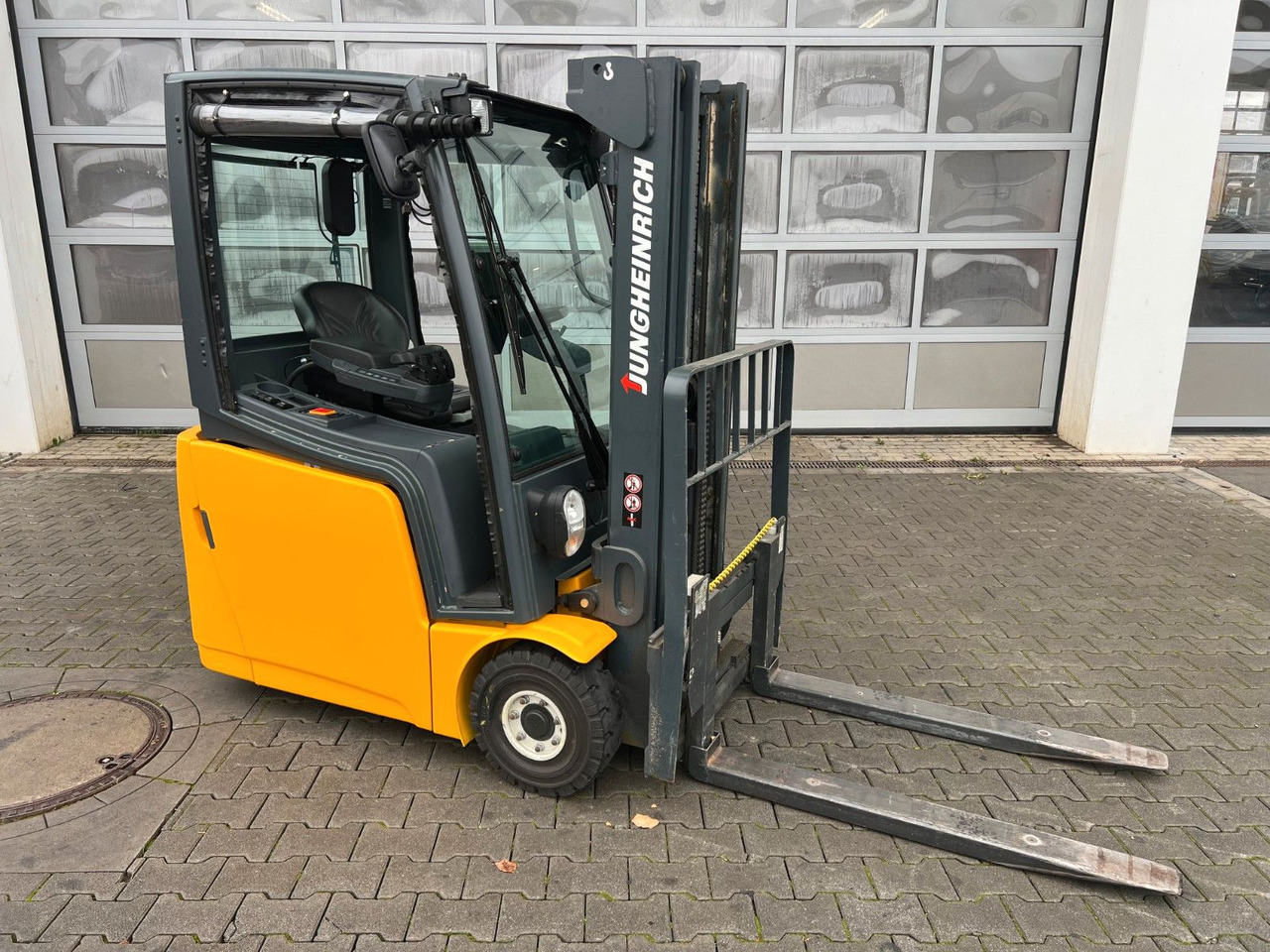 Jungheinrich EFG 215 / Triplex: 4.25m! / SS / 1.285h / 2021 - Elektromos targonca: 2 kép. Jungheinrich EFG 215 / Triplex: 4.25m! / SS / 1.285h / 2021 - Elektromos targonca: 2 kép.