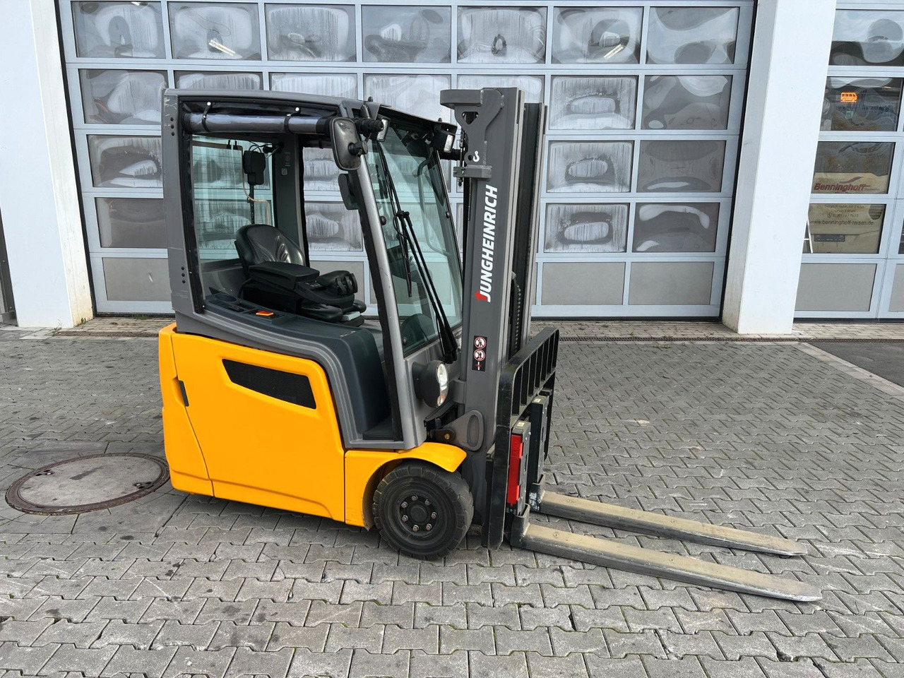Jungheinrich EFG 215 / Triplex: 4.25m! / SS / 1.573h / 2024 - Elektromos targonca: 2 kép. Jungheinrich EFG 215 / Triplex: 4.25m! / SS / 1.573h / 2024 - Elektromos targonca: 2 kép.