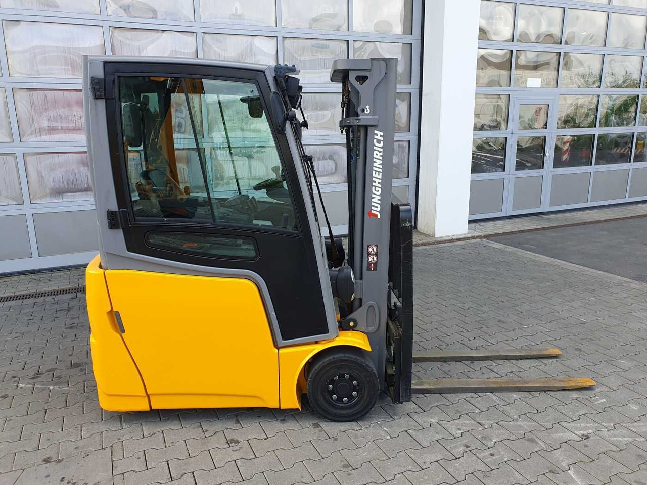 Jungheinrich EFG 215 / Triplex: 4.25m! / SS / 2.472h! / 2020 - Elektromos targonca: 2 kép. Jungheinrich EFG 215 / Triplex: 4.25m! / SS / 2.472h! / 2020 - Elektromos targonca: 2 kép.