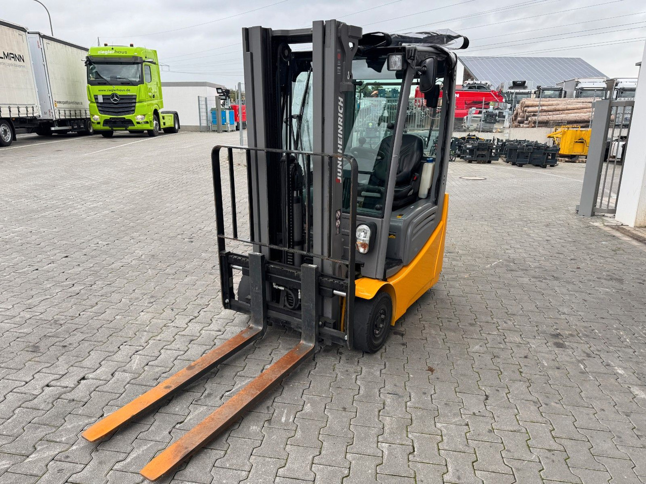 Jungheinrich EFG 215 / Triplex: 4.25m! / SS / nur 2.819h! - Elektromos targonca: 5 kép. Jungheinrich EFG 215 / Triplex: 4.25m! / SS / nur 2.819h! - Elektromos targonca: 5 kép.