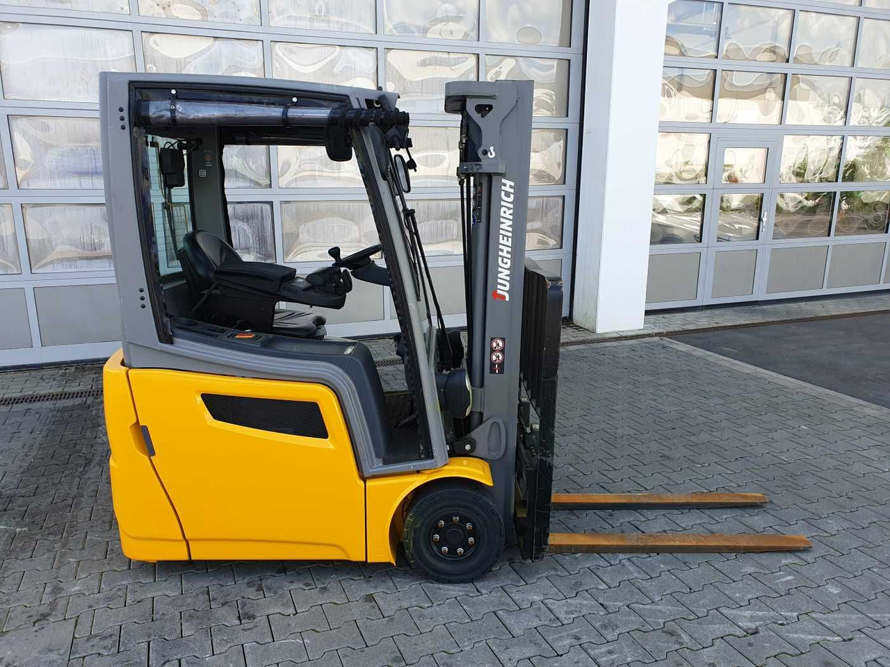 Jungheinrich EFG 215 / Triplex: 4.25m! / SS / nur 3.488h! - Elektromos targonca: 3 kép. Jungheinrich EFG 215 / Triplex: 4.25m! / SS / nur 3.488h! - Elektromos targonca: 3 kép.