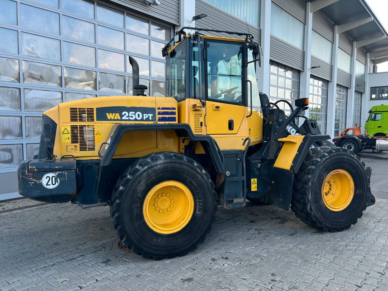Komatsu WA 250 PT - 5H / 12.390h / - Gumikerekes homlokrakodó: 4 kép. Komatsu WA 250 PT - 5H / 12.390h / - Gumikerekes homlokrakodó: 4 kép.