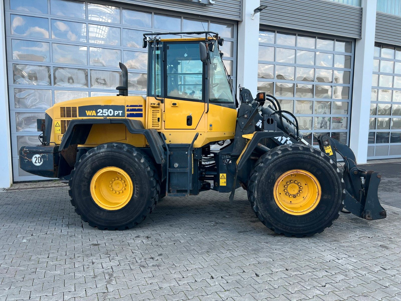 Komatsu WA 250 PT - 5H / 12.390h / - Gumikerekes homlokrakodó: 3 kép. Komatsu WA 250 PT - 5H / 12.390h / - Gumikerekes homlokrakodó: 3 kép.