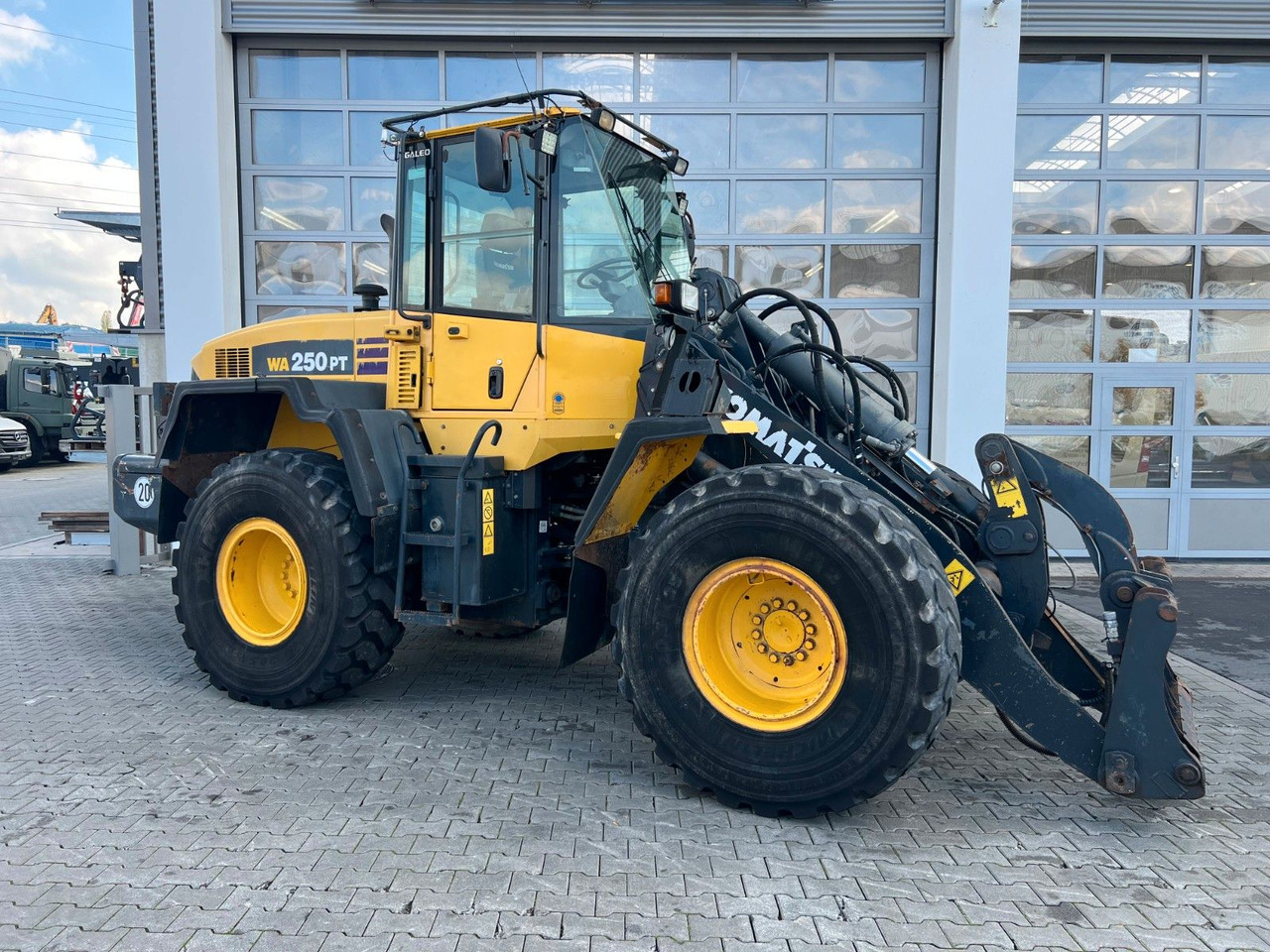 Komatsu WA 250 PT - 5H / 12.390h / - Gumikerekes homlokrakodó: 2 kép. Komatsu WA 250 PT - 5H / 12.390h / - Gumikerekes homlokrakodó: 2 kép.