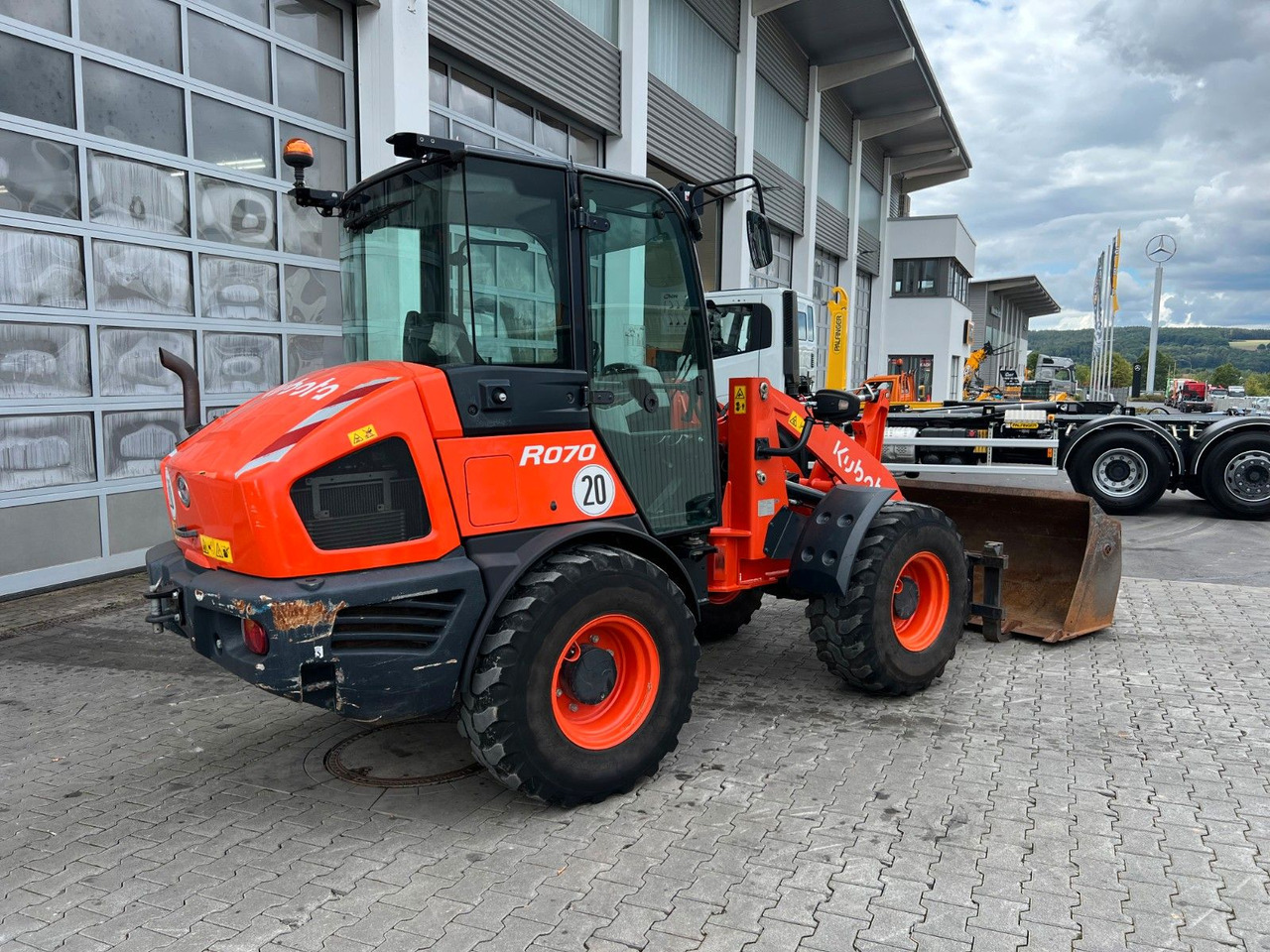 Kubota R070 / Gabel & Schaufel / nur 1.869h! - Gumikerekes homlokrakodó: 3 kép. Kubota R070 / Gabel & Schaufel / nur 1.869h! - Gumikerekes homlokrakodó: 3 kép.