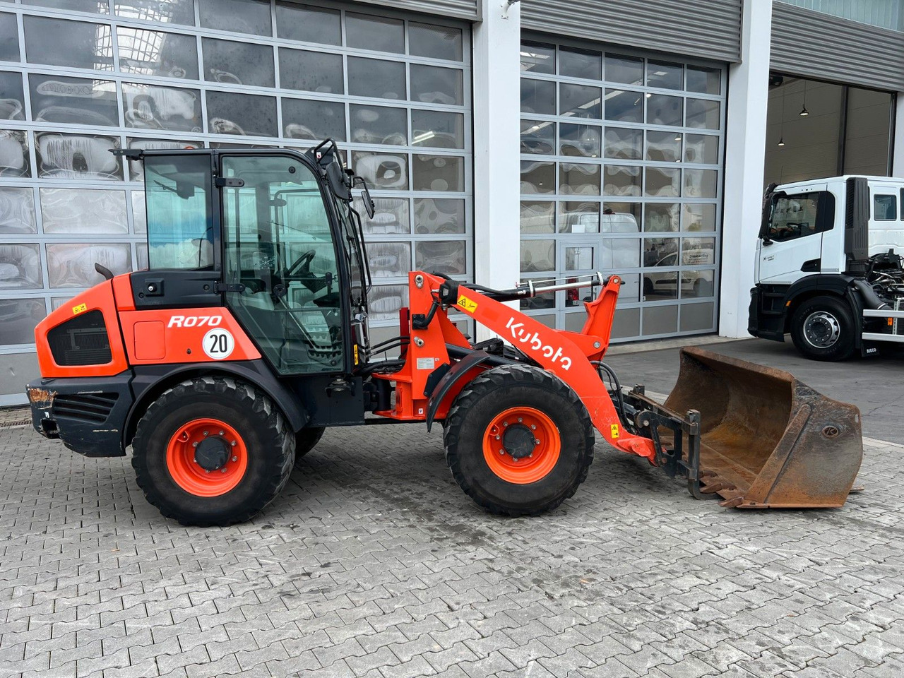 Kubota R070 / Gabel & Schaufel / nur 1.869h! - Gumikerekes homlokrakodó: 2 kép. Kubota R070 / Gabel & Schaufel / nur 1.869h! - Gumikerekes homlokrakodó: 2 kép.