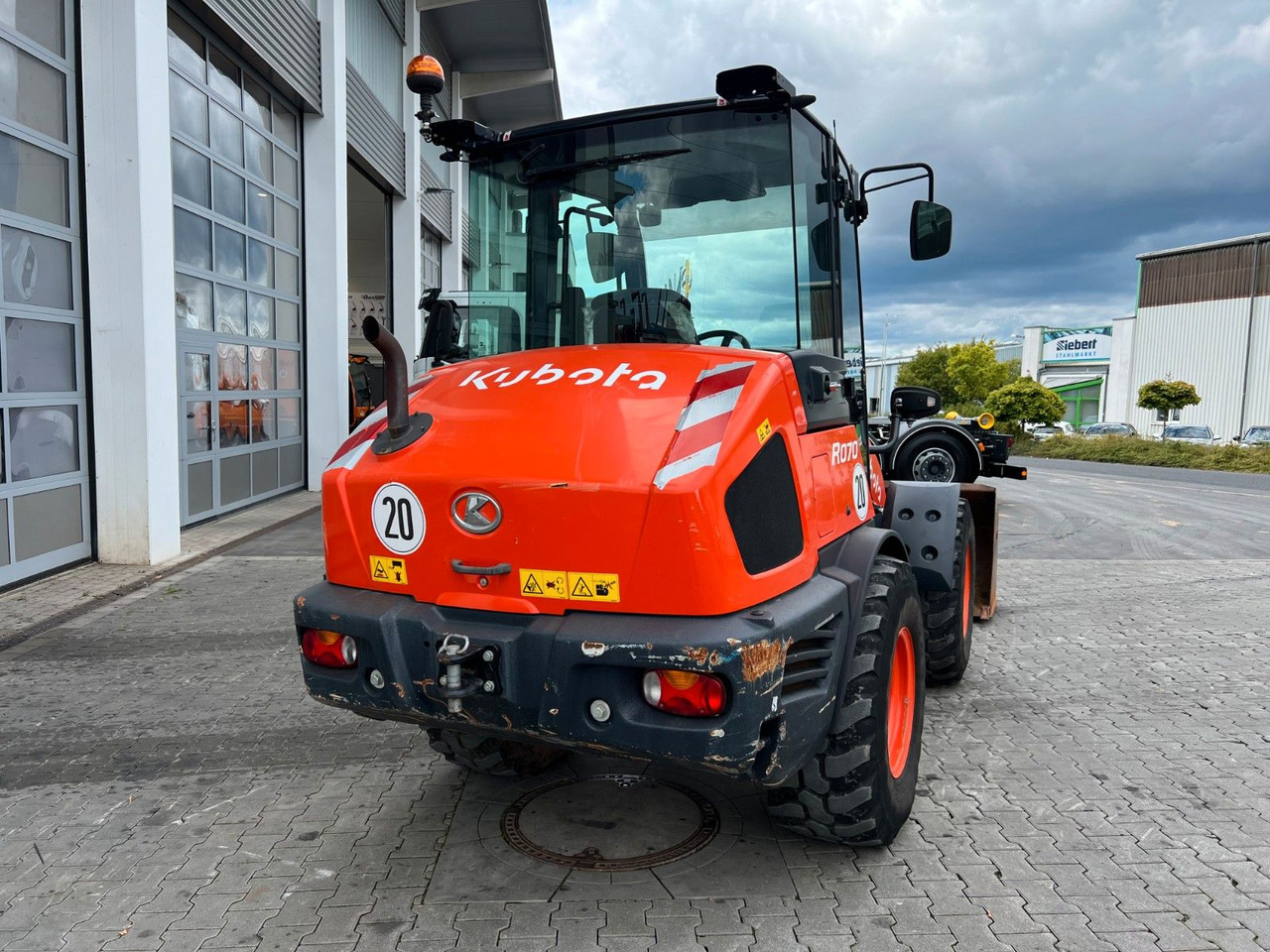 Kubota R070 / Gabel & Schaufel / nur 1.869h! - Gumikerekes homlokrakodó: 4 kép. Kubota R070 / Gabel & Schaufel / nur 1.869h! - Gumikerekes homlokrakodó: 4 kép.