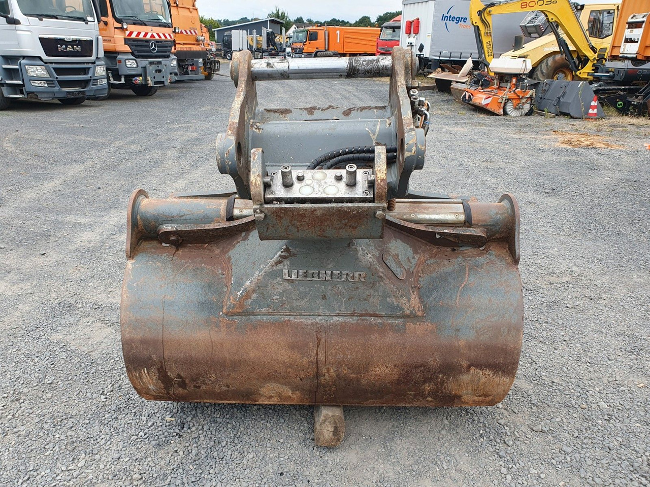 Liebherr hydraulischer Grabenräumlöffel / SW48 - Kotró kanál: 5 kép. Liebherr hydraulischer Grabenräumlöffel / SW48 - Kotró kanál: 5 kép.