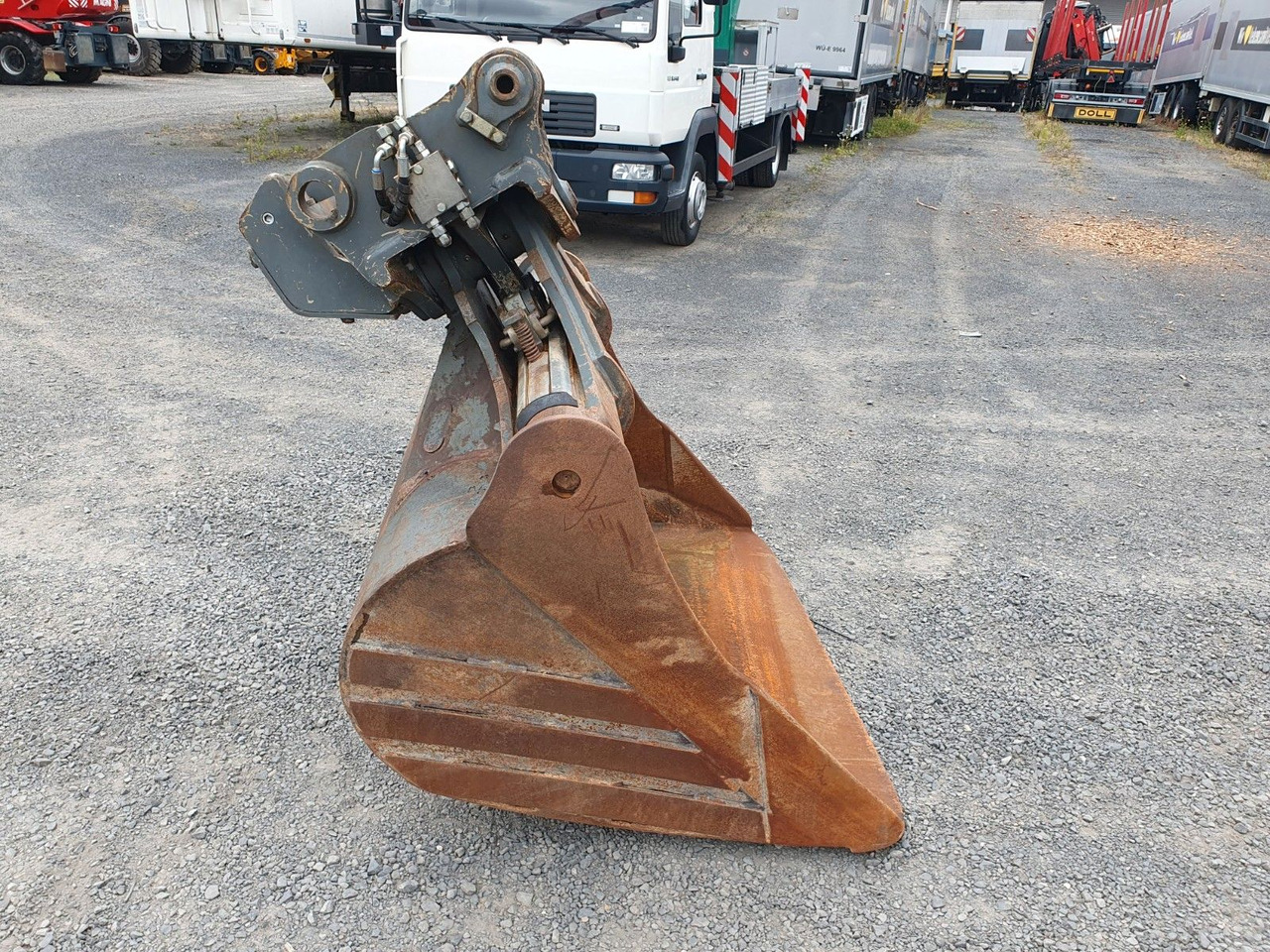 Liebherr hydraulischer Grabenräumlöffel / SW48 - Kotró kanál: 3 kép. Liebherr hydraulischer Grabenräumlöffel / SW48 - Kotró kanál: 3 kép.