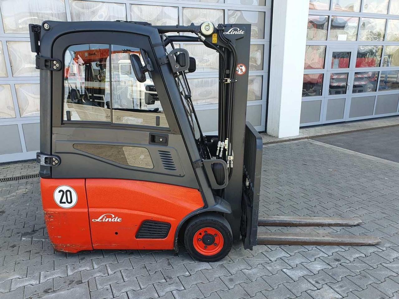 Linde E14 - 01 / Triplex: 4.00m! / SS / nur 3.405h! - Elektromos targonca: 3 kép. Linde E14 - 01 / Triplex: 4.00m! / SS / nur 3.405h! - Elektromos targonca: 3 kép.