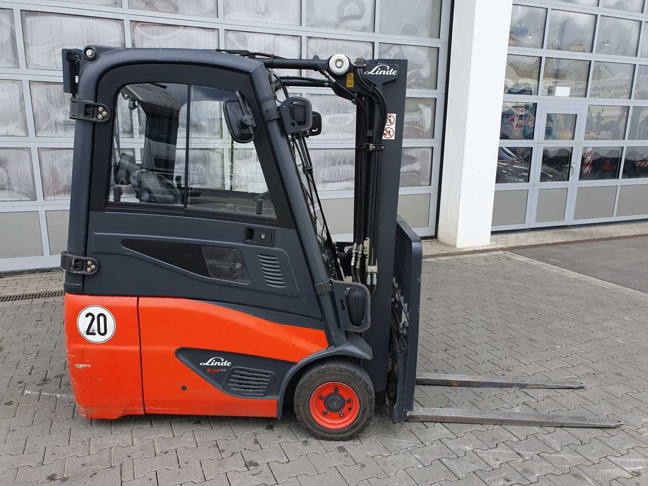 Linde E14 - 02 / Triplex: 4.00m! / SS / nur 1.777h! - Elektromos targonca: 2 kép. Linde E14 - 02 / Triplex: 4.00m! / SS / nur 1.777h! - Elektromos targonca: 2 kép.
