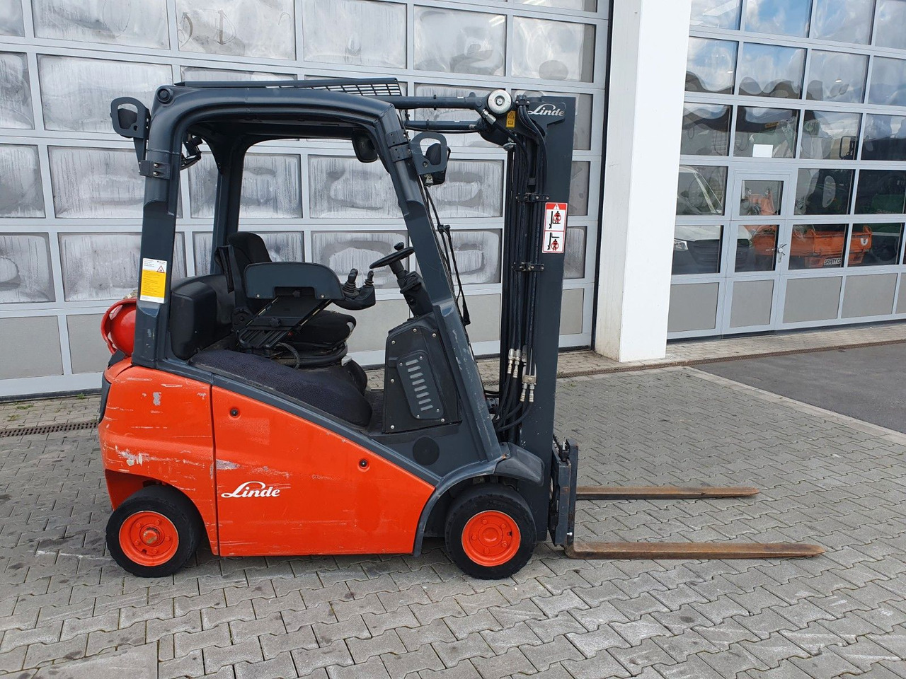 Linde H16 T-01 / 4,6m / nur: 3.260h / Gas / SS - Villás targonca: 2 kép. Linde H16 T-01 / 4,6m / nur: 3.260h / Gas / SS - Villás targonca: 2 kép.