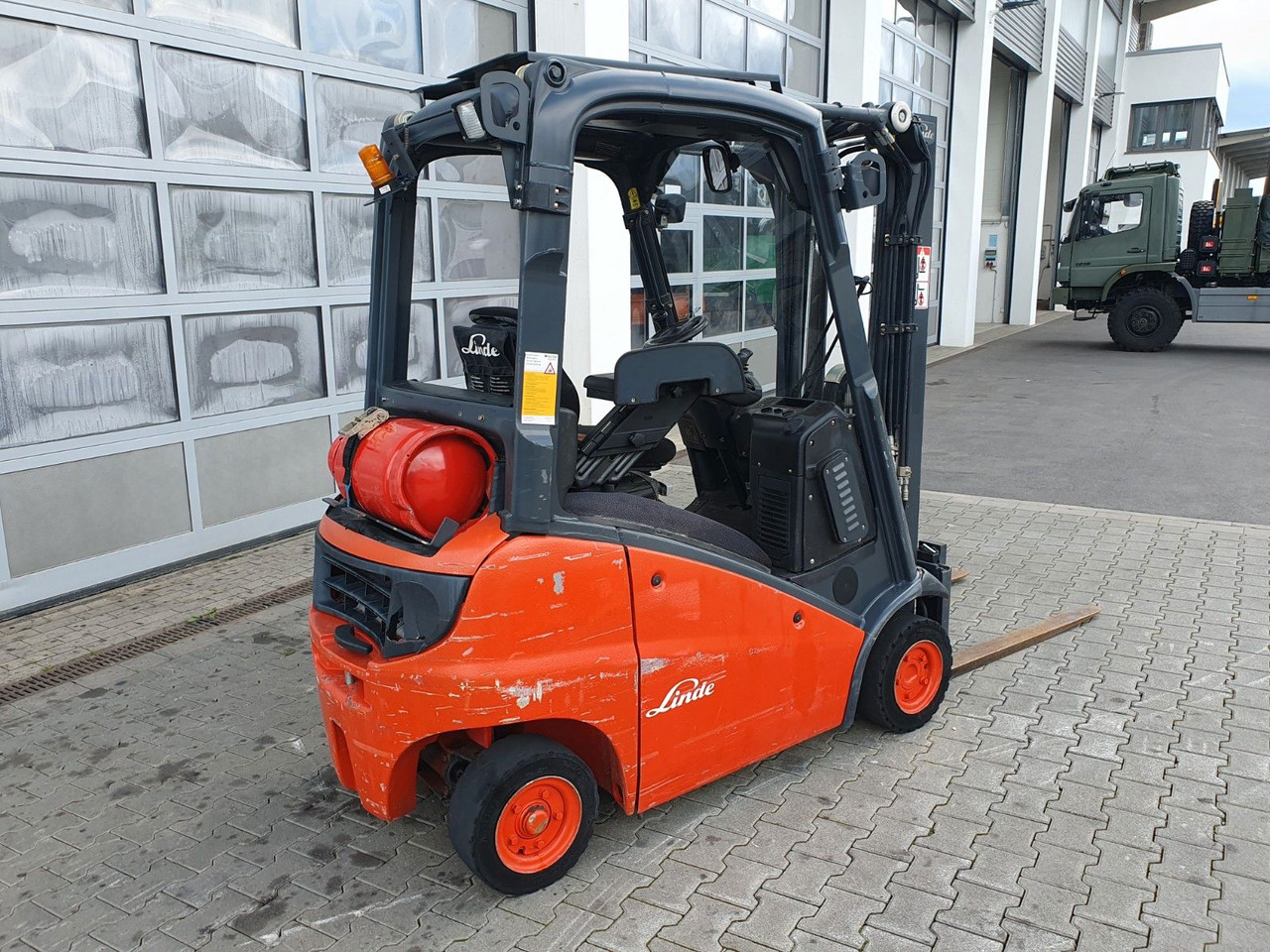 Linde H16 T-01 / 4,6m / nur: 3.260h / Gas / SS - Villás targonca: 3 kép. Linde H16 T-01 / 4,6m / nur: 3.260h / Gas / SS - Villás targonca: 3 kép.