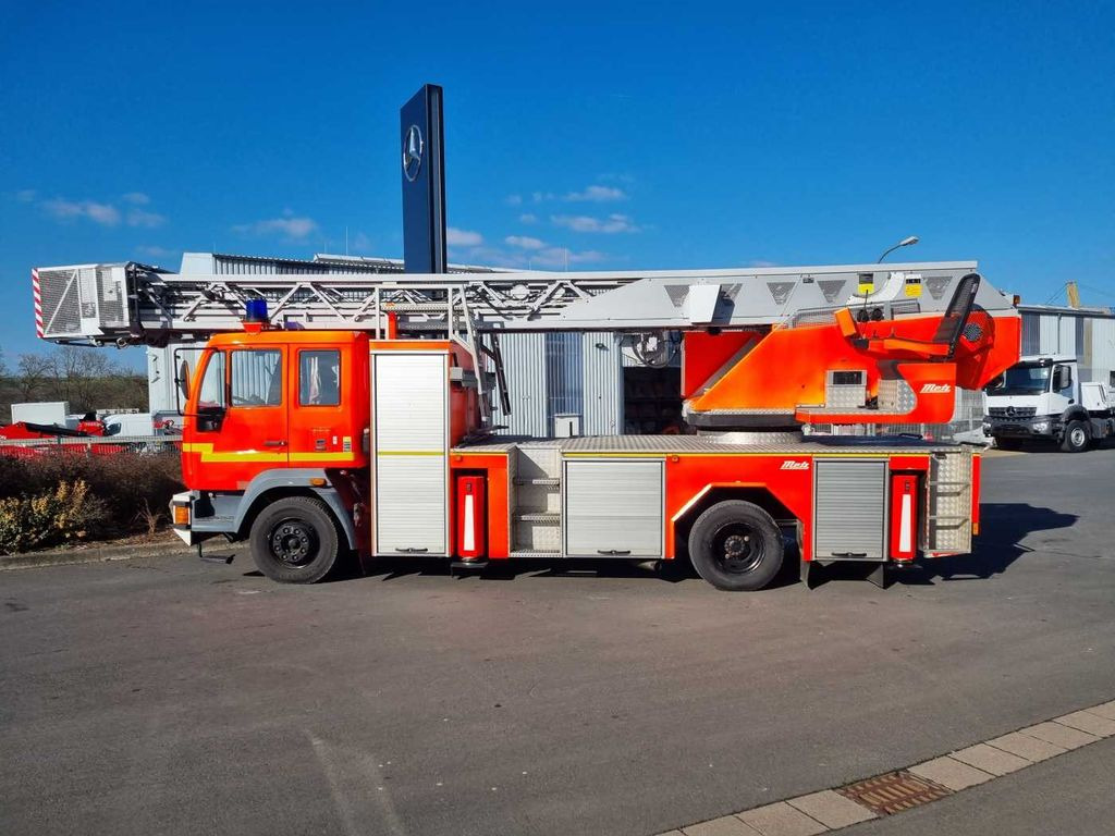 MAN 15.284LC Metz DLK 23-12 Feuerwehr Drehleiter - Darus autó: 4 kép. MAN 15.284LC Metz DLK 23-12 Feuerwehr Drehleiter - Darus autó: 4 kép.