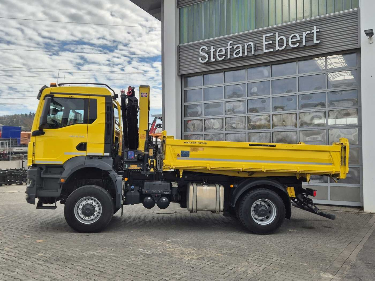 MAN TGS 18.430 4x4 BL Kran HMF 1130K-RCS Funk AHK - Billenőplatós teherautó: 4 kép. MAN TGS 18.430 4x4 BL Kran HMF 1130K-RCS Funk AHK - Billenőplatós teherautó: 4 kép.