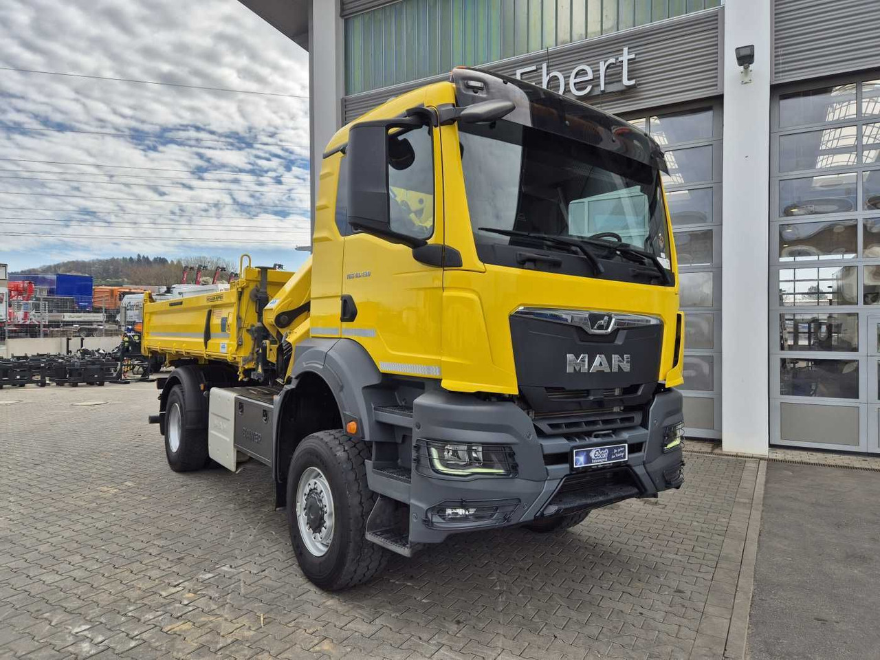 MAN TGS 18.430 4x4 BL Kran HMF 1130K-RCS Funk AHK - Billenőplatós teherautó: 3 kép. MAN TGS 18.430 4x4 BL Kran HMF 1130K-RCS Funk AHK - Billenőplatós teherautó: 3 kép.