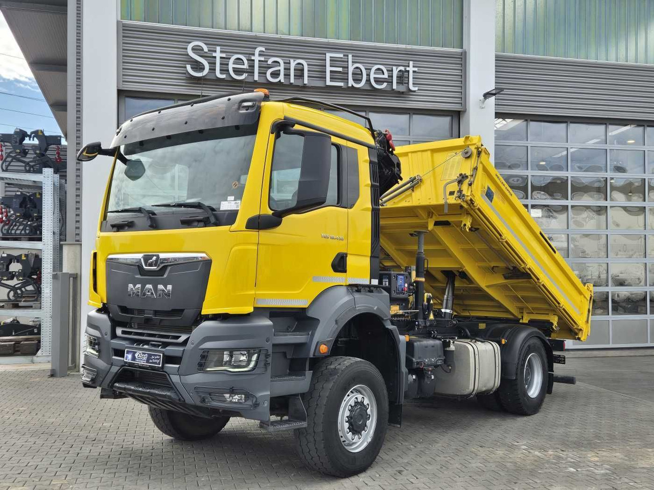 MAN TGS 18.430 4x4 BL Kran HMF 1130K-RCS Funk AHK - Billenőplatós teherautó: 2 kép. MAN TGS 18.430 4x4 BL Kran HMF 1130K-RCS Funk AHK - Billenőplatós teherautó: 2 kép.