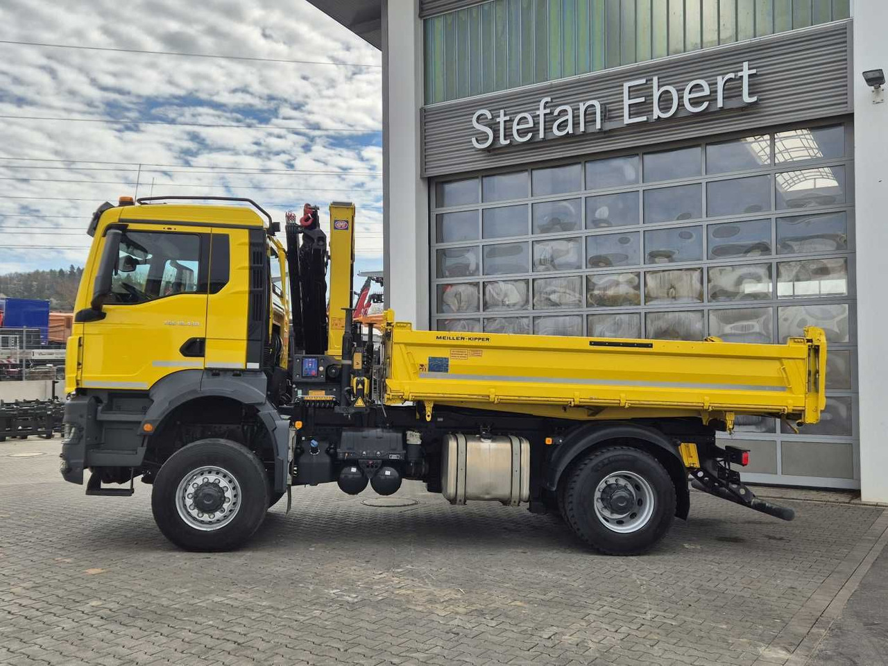 MAN TGS 18.430 4x4 BL Kran HMF 1130K-RCS Funk AHK - Billenőplatós teherautó: 4 kép. MAN TGS 18.430 4x4 BL Kran HMF 1130K-RCS Funk AHK - Billenőplatós teherautó: 4 kép.