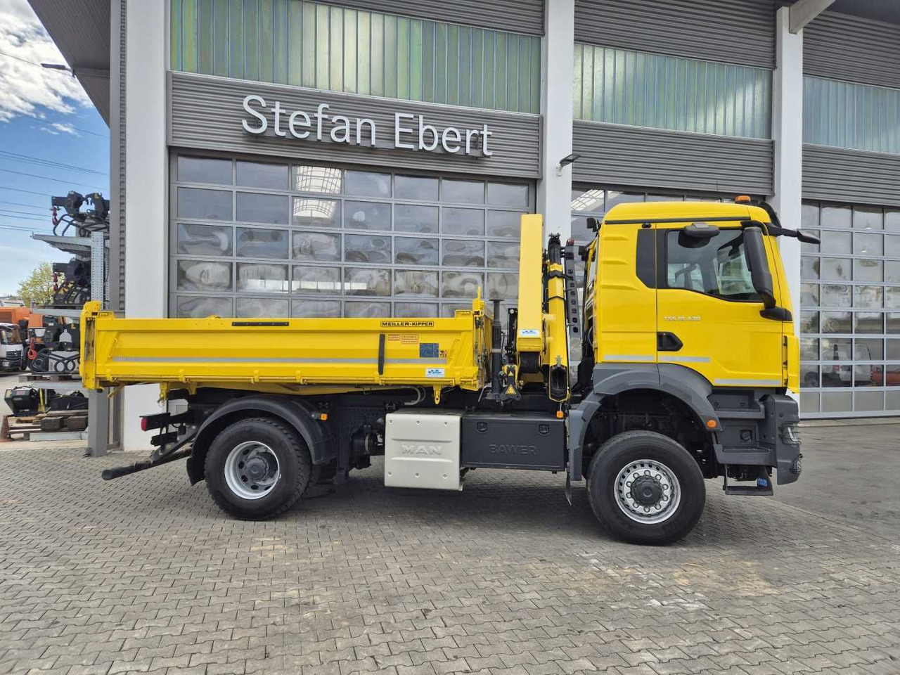 MAN TGS 18.430 4x4 BL Kran HMF 1130K-RCS Funk AHK - Billenőplatós teherautó: 5 kép. MAN TGS 18.430 4x4 BL Kran HMF 1130K-RCS Funk AHK - Billenőplatós teherautó: 5 kép.