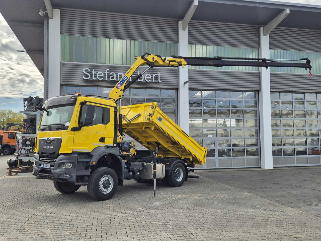 MAN TGS 18.430 4x4 BL Kran HMF 1130K-RCS Funk AHK - Billenőplatós teherautó: 1 kép. MAN TGS 18.430 4x4 BL Kran HMF 1130K-RCS Funk AHK - Billenőplatós teherautó: 1 kép.