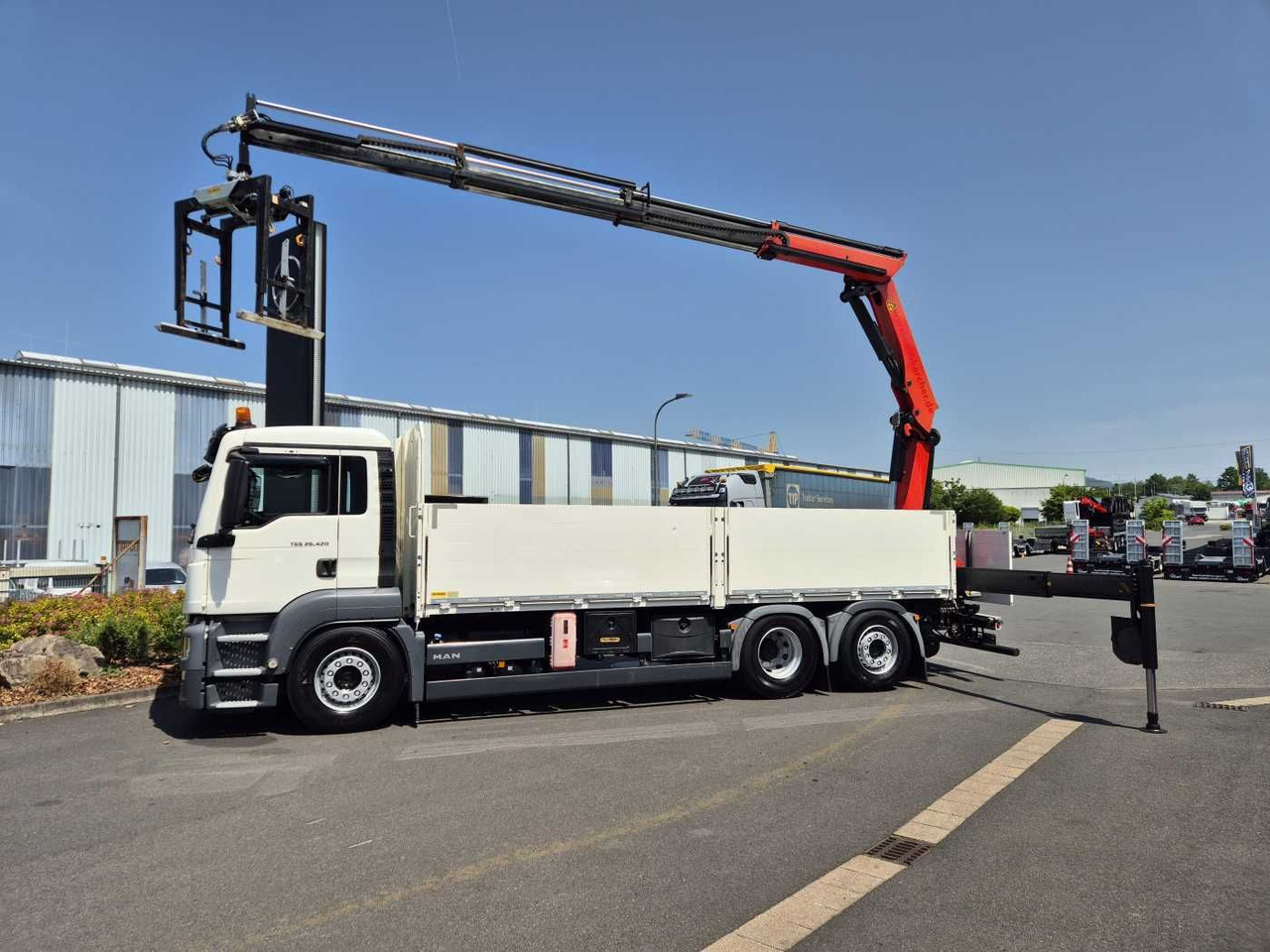 MAN TGS 26.420 6x2-4 LL Palfinger PK 22002-EH B Funk - Platós teherautó: 4 kép. MAN TGS 26.420 6x2-4 LL Palfinger PK 22002-EH B Funk - Platós teherautó: 4 kép.