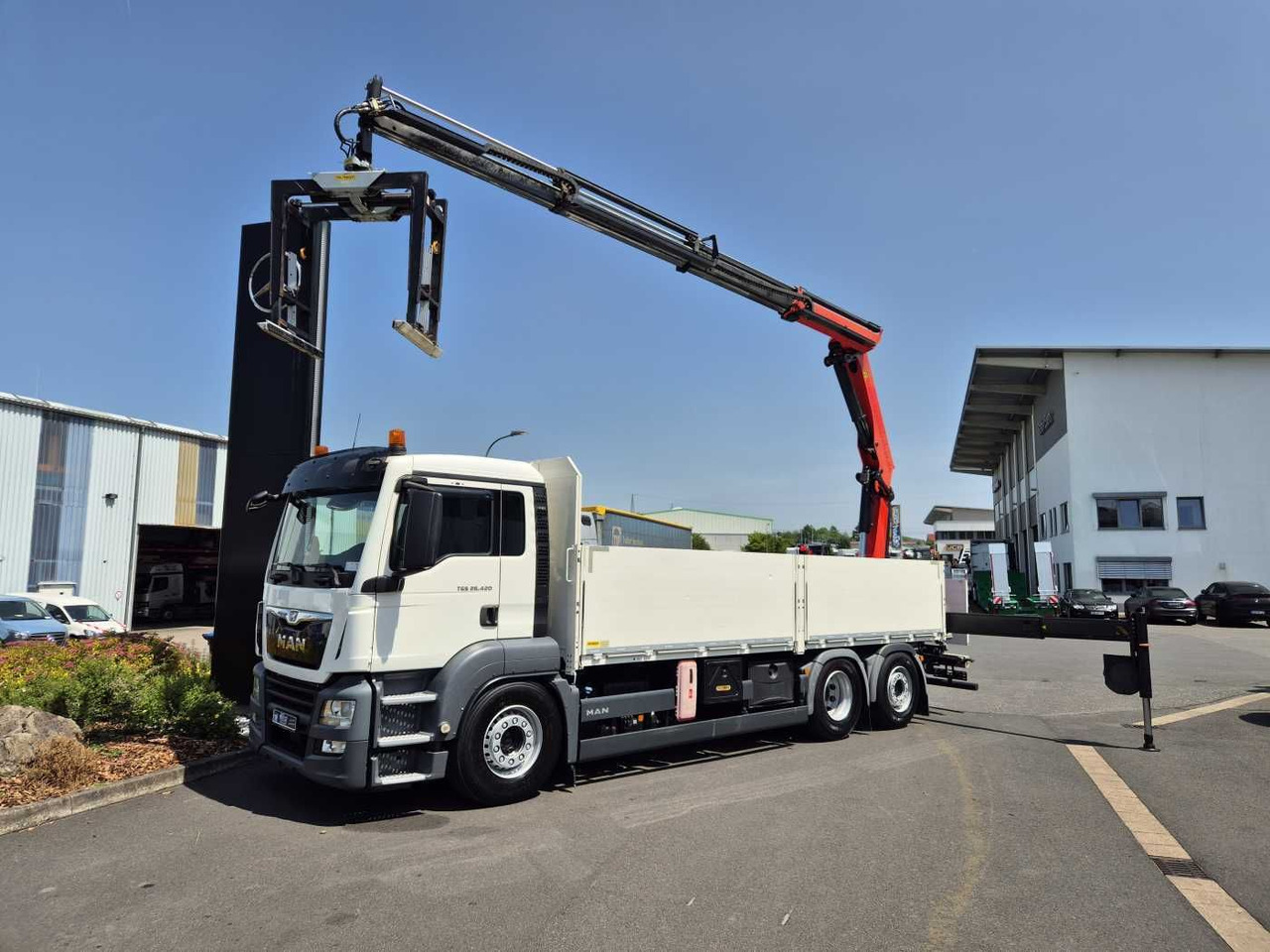 MAN TGS 26.420 6x2-4 LL Palfinger PK 22002-EH B Funk - Platós teherautó: 1 kép. MAN TGS 26.420 6x2-4 LL Palfinger PK 22002-EH B Funk - Platós teherautó: 1 kép.