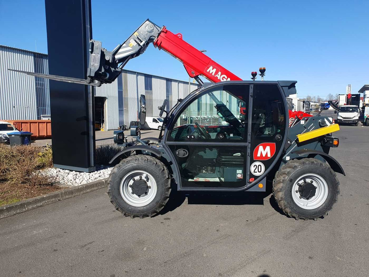 Magni TH 3.6-D5/D / 3to - 5,8m / 75PS - Gumikerekes homlokrakodó: 3 kép. Magni TH 3.6-D5/D / 3to - 5,8m / 75PS - Gumikerekes homlokrakodó: 3 kép.