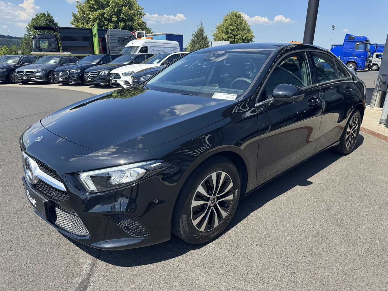 Mercedes-Benz A 180d 8G LED+Carplay+SpurH+DAB+SHZ - Szedán: 2 kép. Mercedes-Benz A 180d 8G LED+Carplay+SpurH+DAB+SHZ - Szedán: 2 kép.