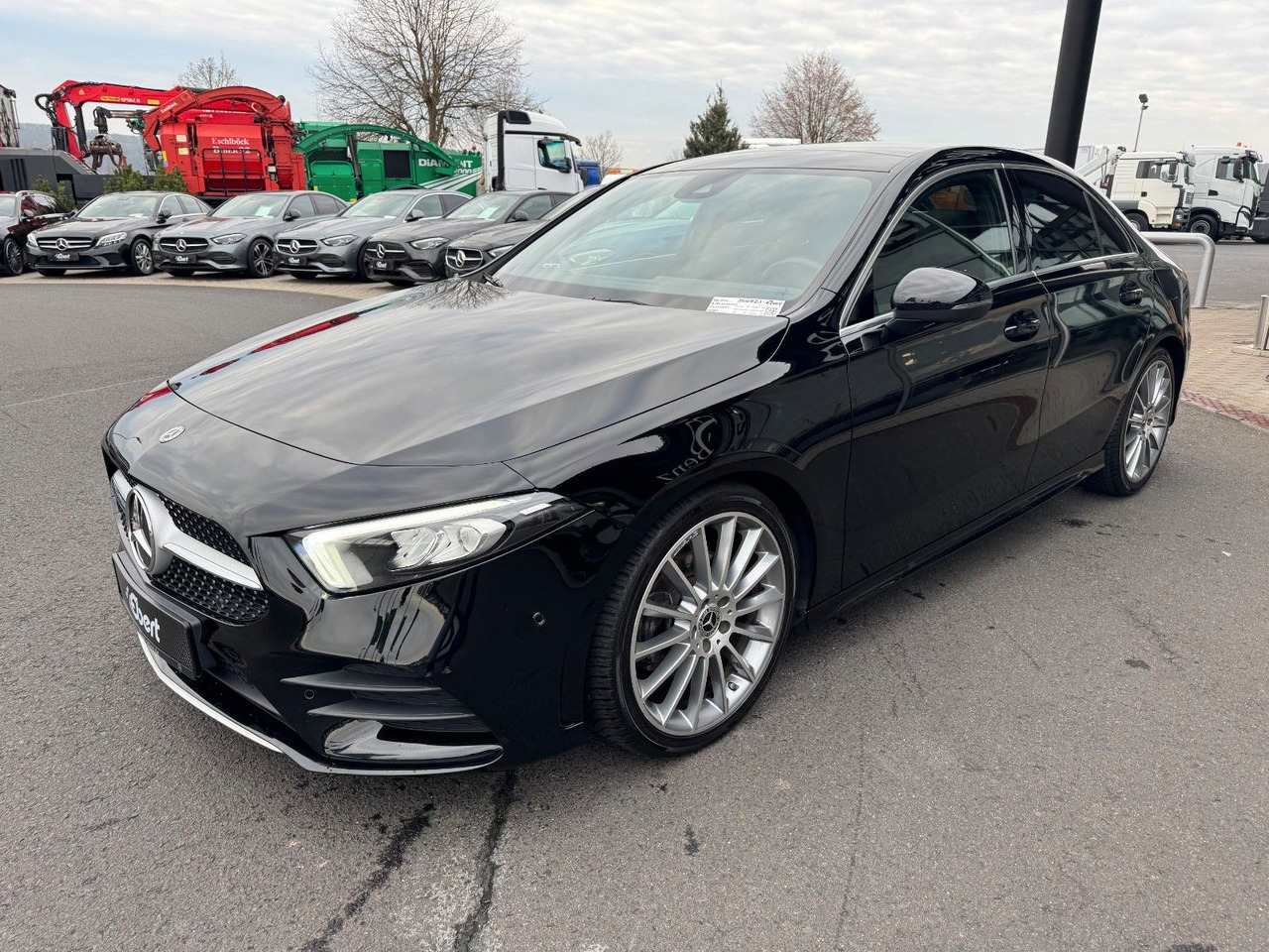 Mercedes-Benz A 200 AMG 19"+Ambiente+R-Kamera+Pano+LED+MBUX - Szedán: 2 kép. Mercedes-Benz A 200 AMG 19"+Ambiente+R-Kamera+Pano+LED+MBUX - Szedán: 2 kép.