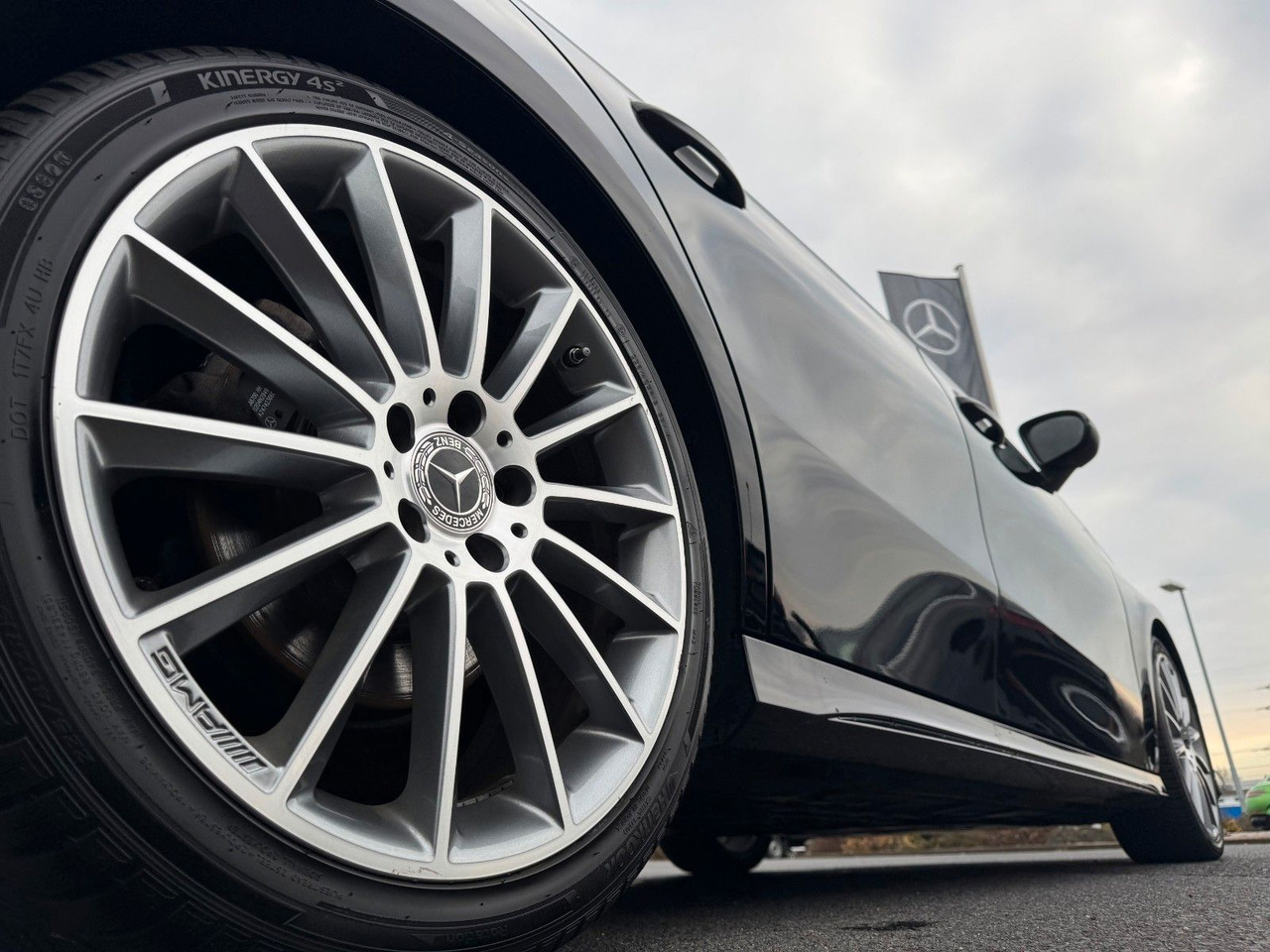 Mercedes-Benz A 200 AMG 19"+Ambiente+R-Kamera+Pano+LED+MBUX - Szedán: 5 kép. Mercedes-Benz A 200 AMG 19"+Ambiente+R-Kamera+Pano+LED+MBUX - Szedán: 5 kép.