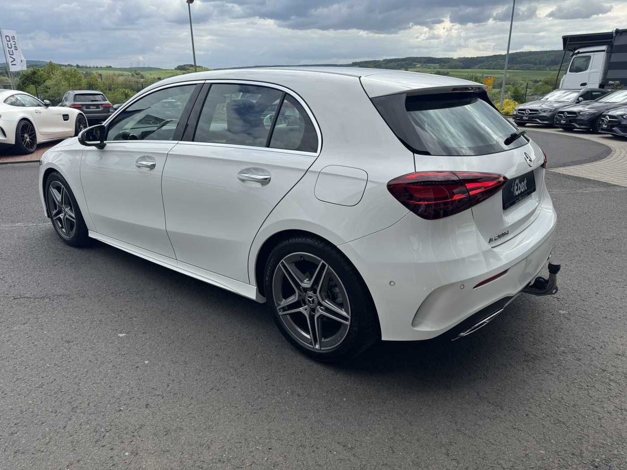 Mercedes-Benz A 200d AMG+AHK+Ambiente+RFK+MBUX+LED+IHC - Szedán: 3 kép. Mercedes-Benz A 200d AMG+AHK+Ambiente+RFK+MBUX+LED+IHC - Szedán: 3 kép.