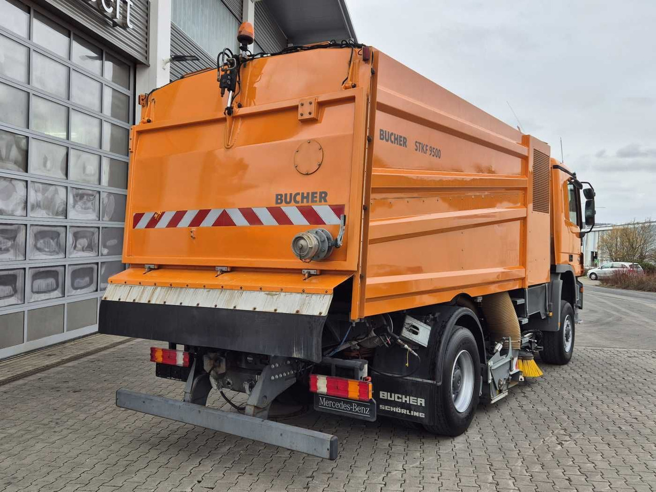 Utcaseprő gép Mercedes-Benz Actros 2032 A 4x4 Bucher STKF 9500 Airport 30x: 9 kép.
