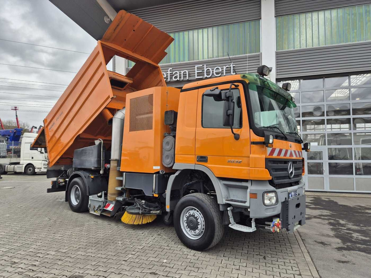 Mercedes-Benz Actros 2032 A 4x4 Bucher STKF 9500 Airport 30x - Utcaseprő gép: 2 kép. Mercedes-Benz Actros 2032 A 4x4 Bucher STKF 9500 Airport 30x - Utcaseprő gép: 2 kép.