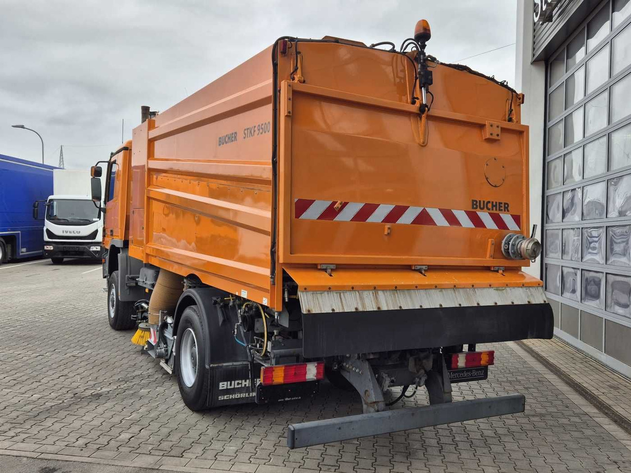 Utcaseprő gép Mercedes-Benz Actros 2032 A 4x4 Bucher STKF 9500 Airport 30x: 7 kép.