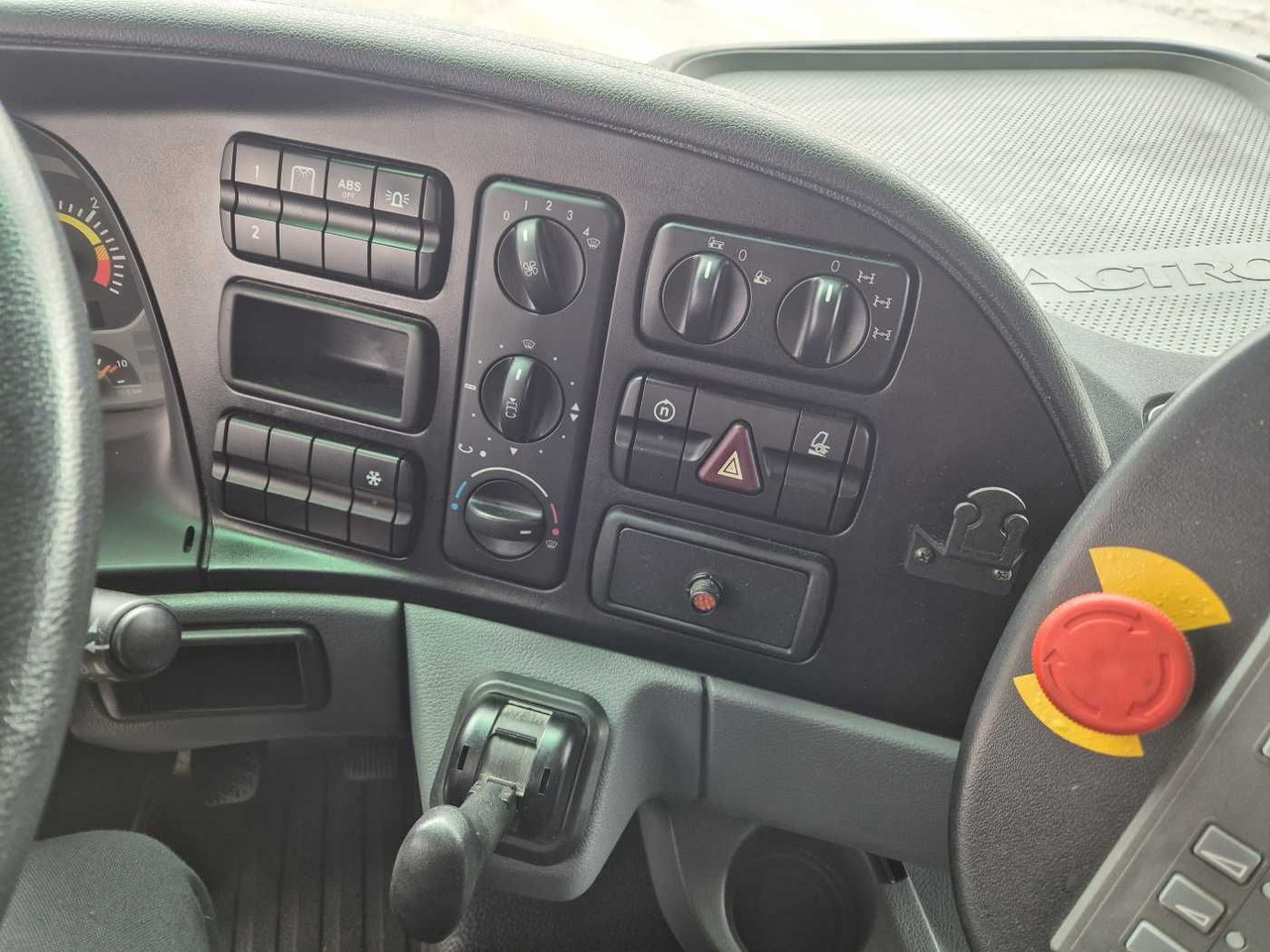 Utcaseprő gép Mercedes-Benz Actros 2032 A 4x4 Bucher STKF 9500 Airport 30x: 13 kép.