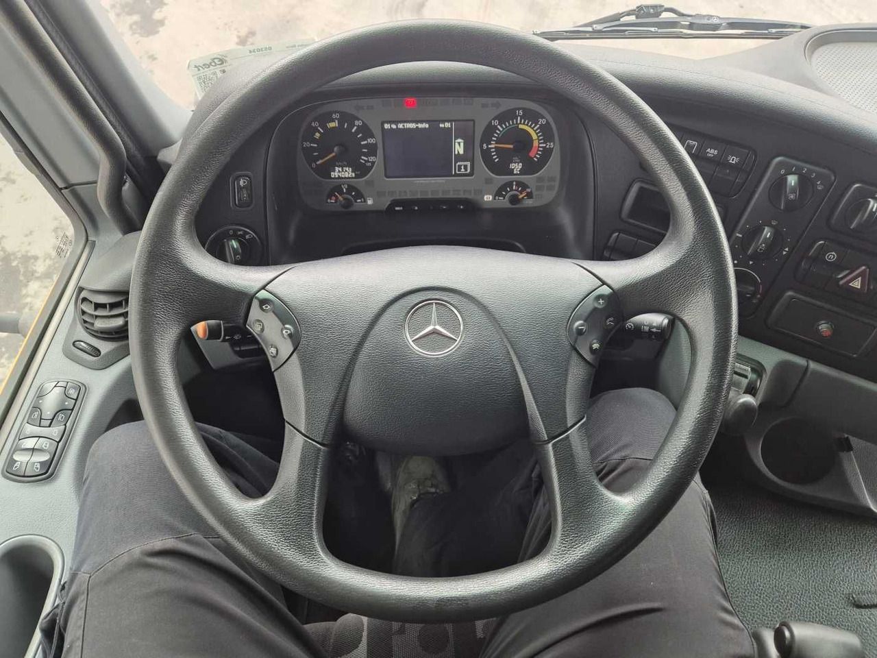 Utcaseprő gép Mercedes-Benz Actros 2032 A 4x4 Bucher STKF 9500 Airport 30x: 12 kép.