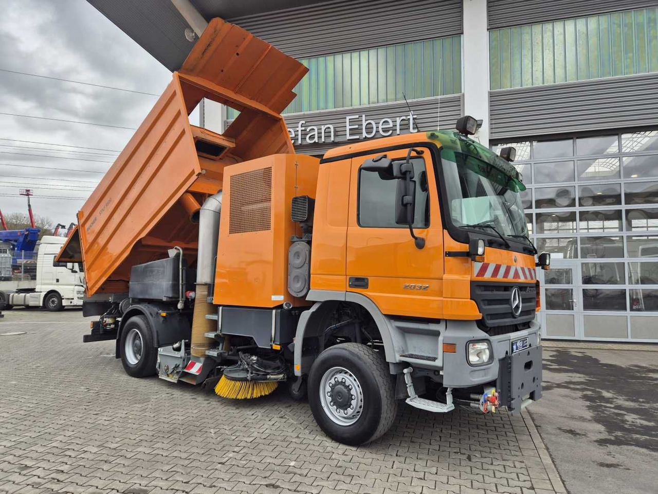 Mercedes-Benz Actros 2032 A 4x4 Bucher STKF 9500 Airport 30x - Utcaseprő gép: 2 kép. Mercedes-Benz Actros 2032 A 4x4 Bucher STKF 9500 Airport 30x - Utcaseprő gép: 2 kép.