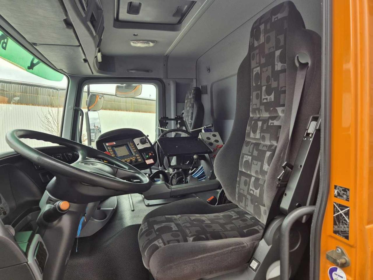 Utcaseprő gép Mercedes-Benz Actros 2032 A 4x4 Bucher STKF 9500 Airport 30x: 10 kép.