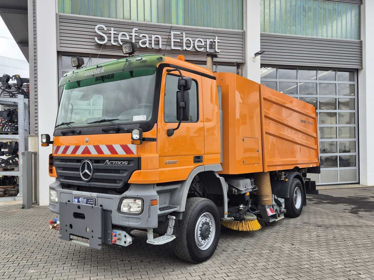 Mercedes-Benz Actros 2032 A 4x4 Bucher STKF 9500 Airport 30x - Utcaseprő gép: 1 kép. Mercedes-Benz Actros 2032 A 4x4 Bucher STKF 9500 Airport 30x - Utcaseprő gép: 1 kép.
