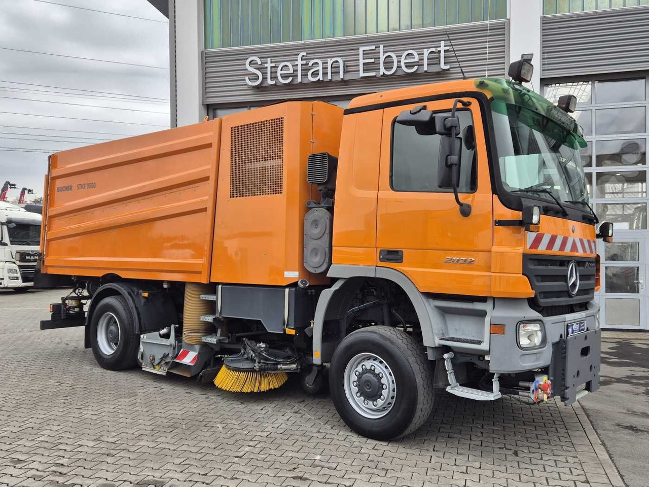 Mercedes-Benz Actros 2032 A 4x4 Bucher STKF 9500 Airport 30x - Utcaseprő gép: 4 kép. Mercedes-Benz Actros 2032 A 4x4 Bucher STKF 9500 Airport 30x - Utcaseprő gép: 4 kép.