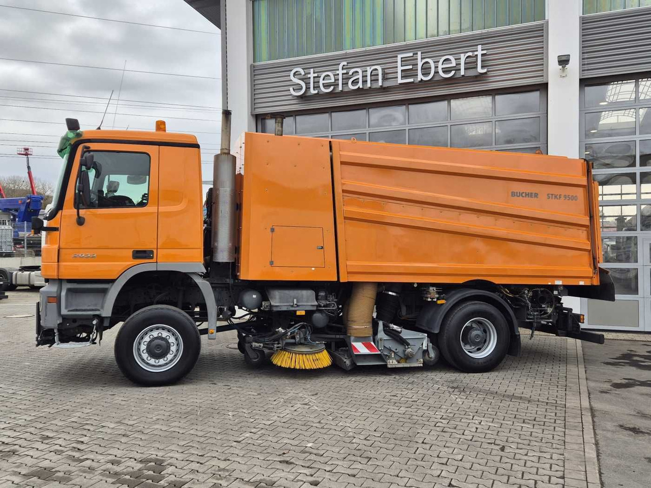 Mercedes-Benz Actros 2032 A 4x4 Bucher STKF 9500 Airport 30x - Utcaseprő gép: 5 kép. Mercedes-Benz Actros 2032 A 4x4 Bucher STKF 9500 Airport 30x - Utcaseprő gép: 5 kép.
